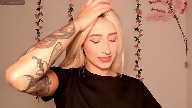 Snapshot of Ashleyroys_111 chatting on March 13, 2026, 6:02 pm Ashleyroys 111 online show from March 13, 2026, 6:02 pm