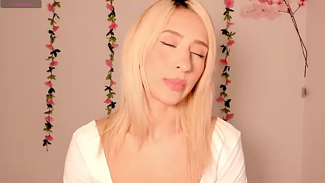 Snapshot of Ashleyroys_111 chatting on March 7, 2026, 4:45 pm Ashleyroys 111 online show from March 7, 2026, 4:45 pm