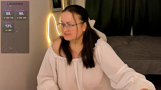 hottyannaa online show from February 16, 2026, 3:05 am