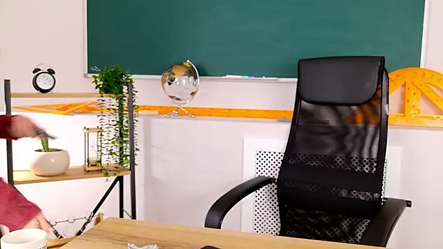 ClaireMathis online show from November 30, 2025, 2:51 pm