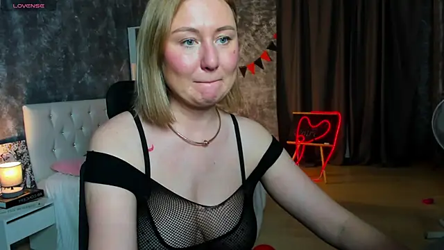 scent  of woman online show from November 12, 2025, 1:32 am