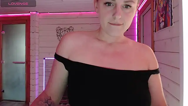 Snapshot of CandyBunie chatting on February 6, 2026, 4:08 am CandyBunie online show from February 6, 2026, 4:08 am