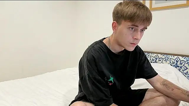 uwucutieboy online show from October 13, 2025, 1:56 pm