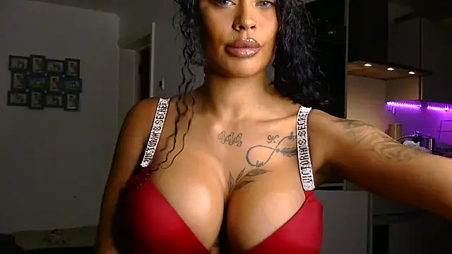 Little Minx Chanel online show from November 24, 2025, 9:59 pm