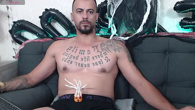 Snapshot of RyanVibe chatting on October 31, 2025, 2:46 pm RyanVibe online show from October 31, 2025, 2:46 pm