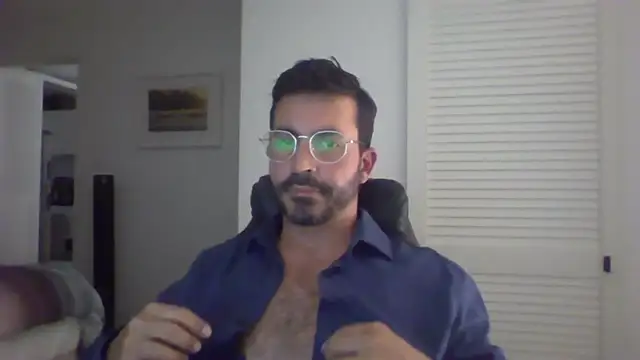 Snapshot of DrDreAu chatting on October 31, 2025, 4:20 am DrDreAu online show from October 31, 2025, 4:20 am