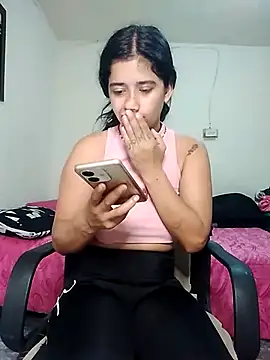 AndreaMooure  online show from November 13, 2025, 11:03 am