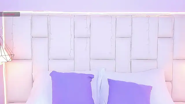 EmmaHolter online show from November 18, 2025, 7:17 pm