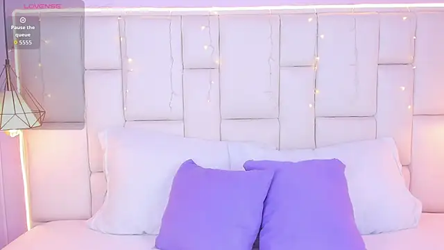 EmmaHolter online show from November 8, 2025, 7:28 pm