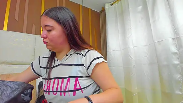 Snapshot of AmbarGills chatting on April 13, 2026, 12:53 pm AmbarGills online show from April 13, 2026, 12:53 pm