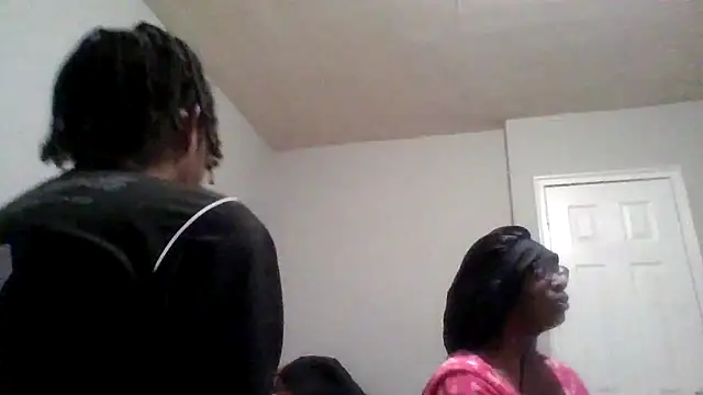 Snapshot of dezzidavill chatting on February 16, 2026, 3:27 am dezzidavill online show from February 16, 2026, 3:27 am