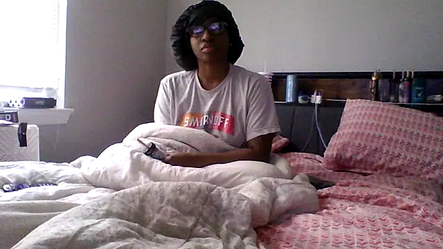 Snapshot of dezzidavill chatting on February 21, 2026, 3:14 pm dezzidavill online show from February 21, 2026, 3:14 pm