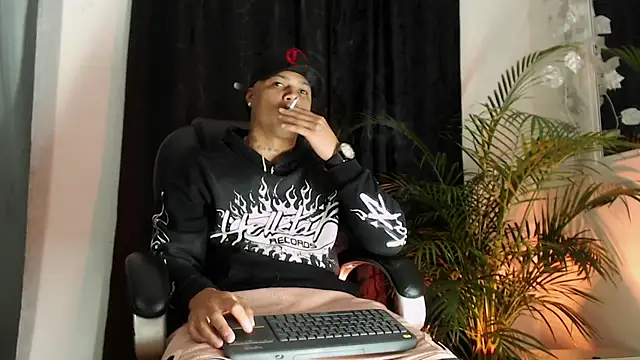 Snapshot of Boyhot_00 chatting on February 9, 2026, 1:36 am Boyhot 00 online show from February 9, 2026, 1:36 am