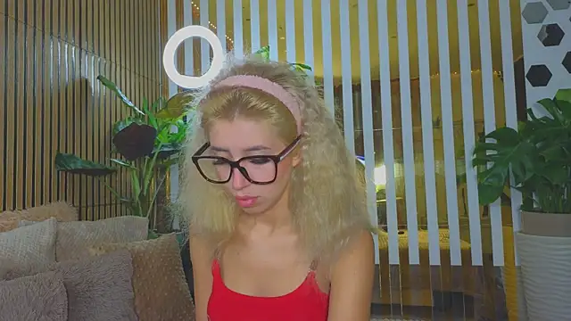 Violetttttta online show from October 12, 2025, 8:43 pm