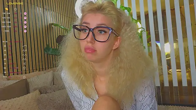 Violetttttta online show from October 11, 2025, 8:32 pm