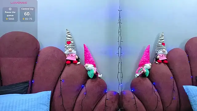 CHIARAJJONES online show from November 30, 2025, 1:12 pm