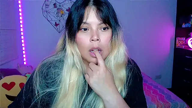 EllieMoonX online show from April 10, 2026, 11:23 pm