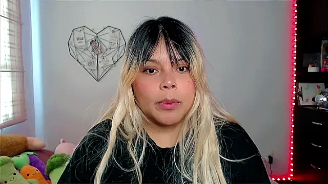 Snapshot of EllieMoonX chatting on November 17, 2025, 3:05 pm EllieMoonX online show from November 17, 2025, 3:05 pm