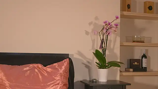 AbrilColls  online show from March 21, 2026, 12:34 am