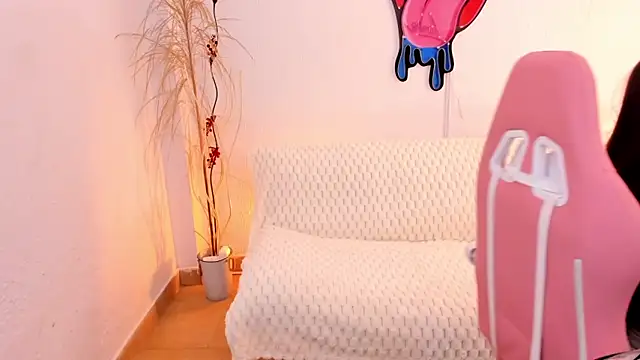 EmmaMyers1 online show from February 6, 2026, 9:00 pm