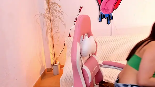 EmmaMyers1 online show from February 4, 2026, 9:43 pm