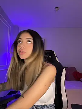 Snapshot of HoneyMollyX chatting on April 15, 2026, 1:04 pm HoneyMollyX online show from April 15, 2026, 1:04 pm