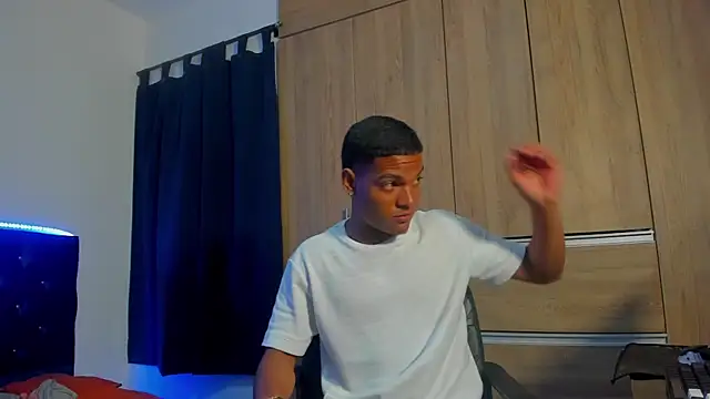 Snapshot of isaac_master77 chatting on November 11, 2025, 2:50 am isaac master77 online show from November 11, 2025, 2:50 am