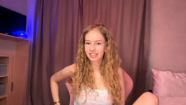 LunaCrave online show from April 16, 2026, 9:39 pm