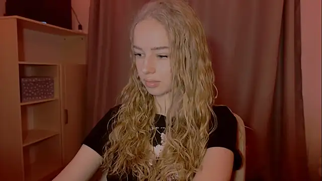 LunaCrave online show from November 25, 2025, 2:17 pm