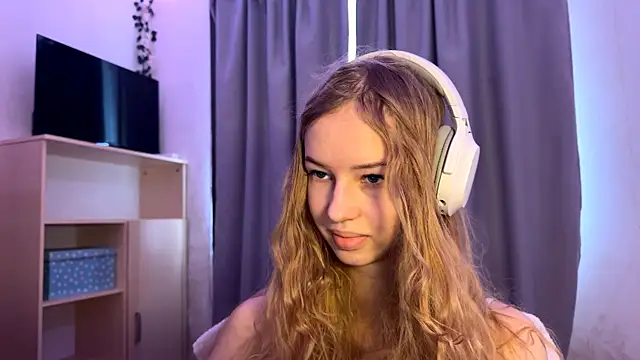 LunaCrave online show from October 17, 2025, 9:23 am