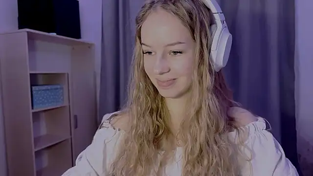 LunaCrave online show from October 30, 2025, 12:14 pm