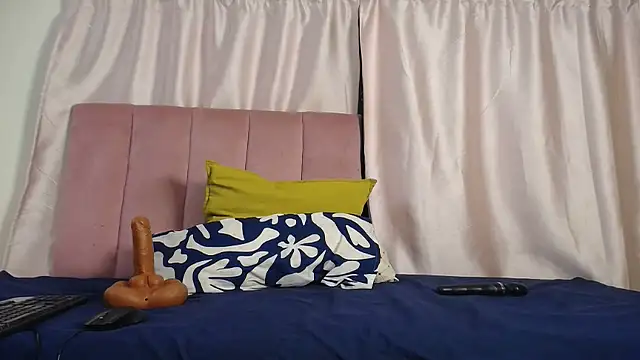 Kelly-001 online show from April 3, 2026, 8:59 pm