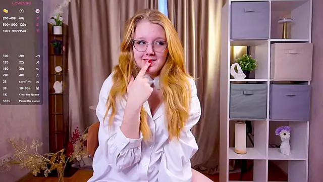 AlinaAldrete online show from December 19, 2025, 8:17 am