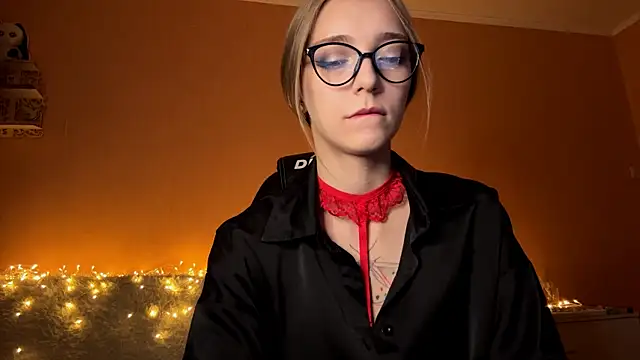 EvaPeace online show from October 11, 2025, 4:19 pm