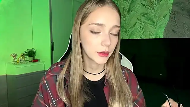 EvaPeace online show from November 10, 2025, 5:29 pm