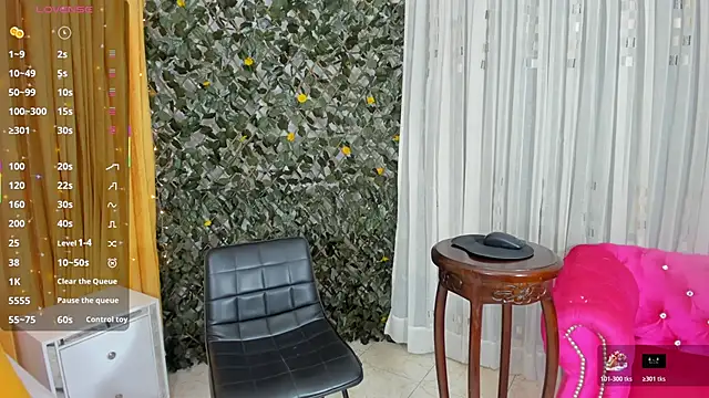 Grecia Moore online show from November 2, 2025, 9:42 pm