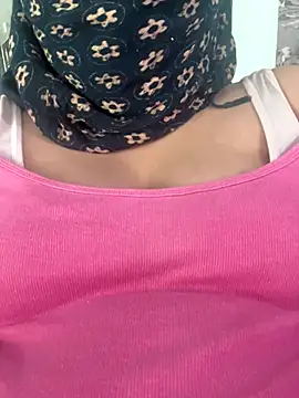 Snapshot of Crazycutiee2 chatting on November 5, 2025, 4:15 am Crazycutiee2 online show from November 5, 2025, 4:15 am