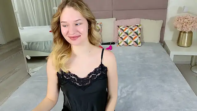 Snapshot of IndieMoon chatting on February 15, 2026, 6:07 pm IndieMoon online show from February 15, 2026, 6:07 pm