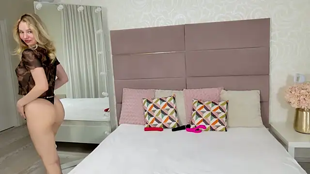 Snapshot of IndieMoon chatting on March 6, 2026, 6:03 pm IndieMoon online show from March 6, 2026, 6:03 pm