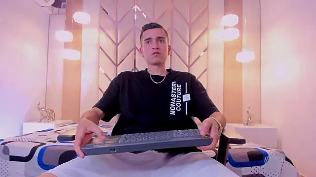 Snapshot of Ethan_Boy_ chatting on February 20, 2026, 8:11 pm Ethan Boy online show from February 20, 2026, 8:11 pm