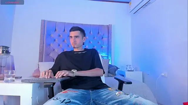 Snapshot of Ethan_Boy_ chatting on October 17, 2025, 9:38 pm Ethan Boy online show from October 17, 2025, 9:38 pm