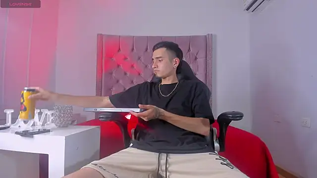 Snapshot of Ethan_Boy_ chatting on October 13, 2025, 8:21 pm Ethan Boy online show from October 13, 2025, 8:21 pm