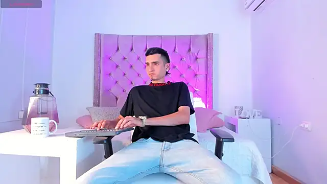 Snapshot of Ethan_Boy_ chatting on October 14, 2025, 9:36 pm Ethan Boy online show from October 14, 2025, 9:36 pm