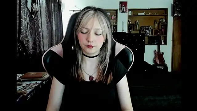 Maki Zein  online show from January 8, 2026, 10:27 pm