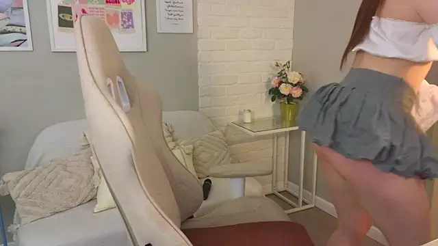 Snapshot of JulliRoss chatting on April 10, 2026, 5:03 am JulliRoss online show from April 10, 2026, 5:03 am