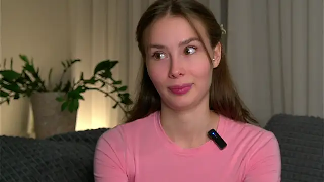 Snapshot of MonetLeitman chatting on October 16, 2025, 1:03 am MonetLeitman online show from October 16, 2025, 1:03 am