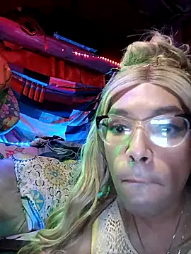 Snapshot of Queen2clouds chatting on November 16, 2025, 2:16 am Queen2clouds online show from November 16, 2025, 2:16 am