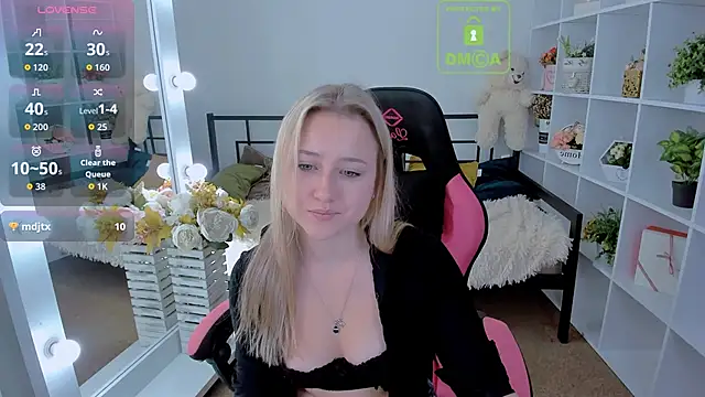 Snapshot of Lulu___Moon chatting on October 29, 2025, 7:07 am Lulu   Moon online show from October 29, 2025, 7:07 am