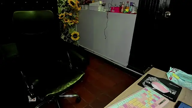 Yaluz Naugthy online show from March 21, 2026, 4:00 pm