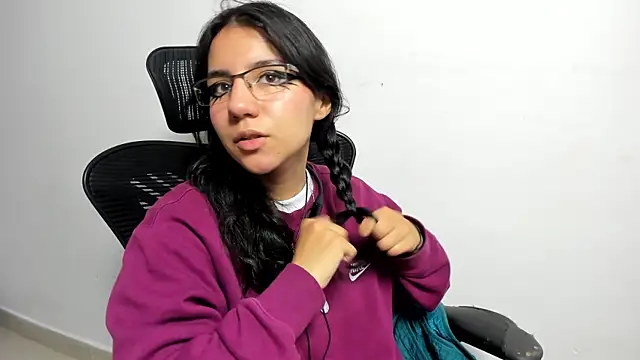 HollyPeach online show from November 17, 2025, 7:51 pm